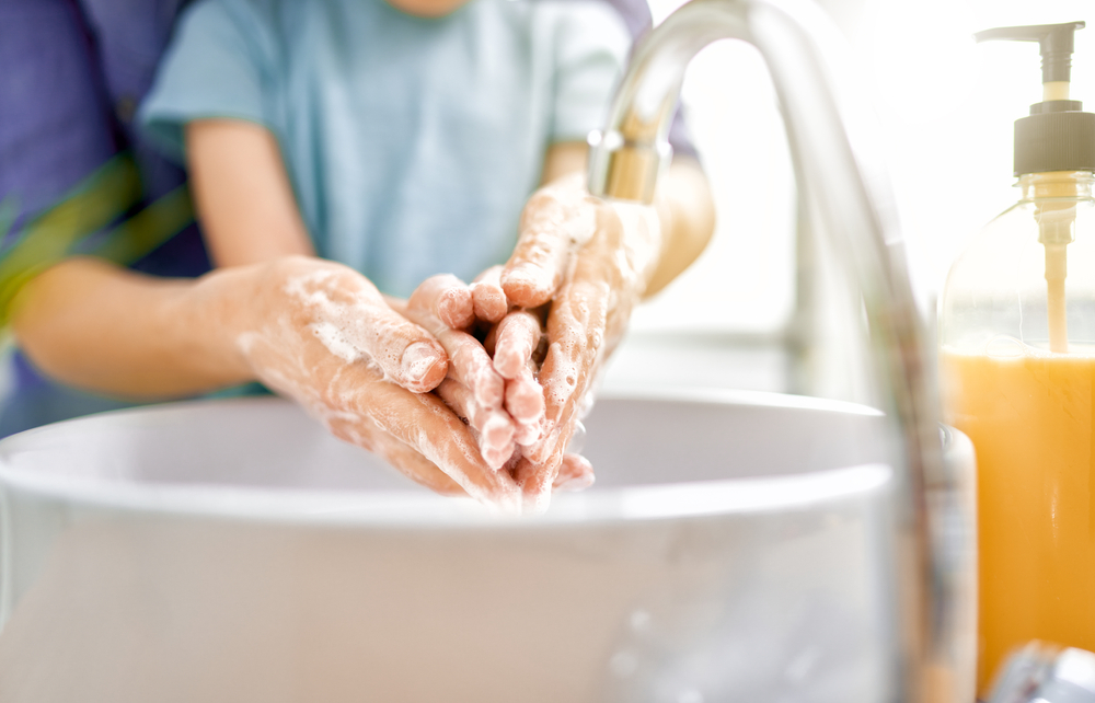 Håll en bra handhygien med tvål och vatten
